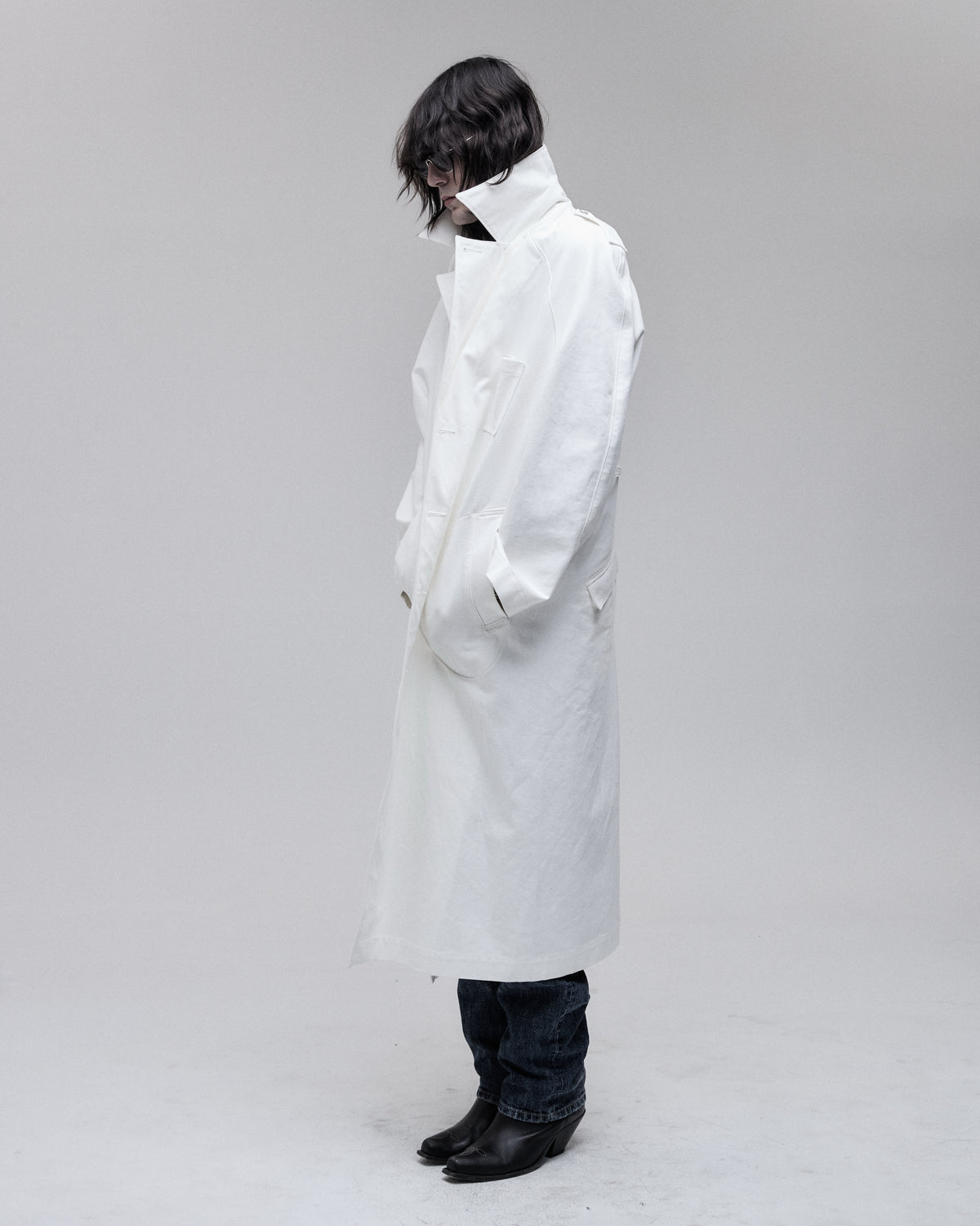 Canvas Overcoat in white duck canvas, side view on model