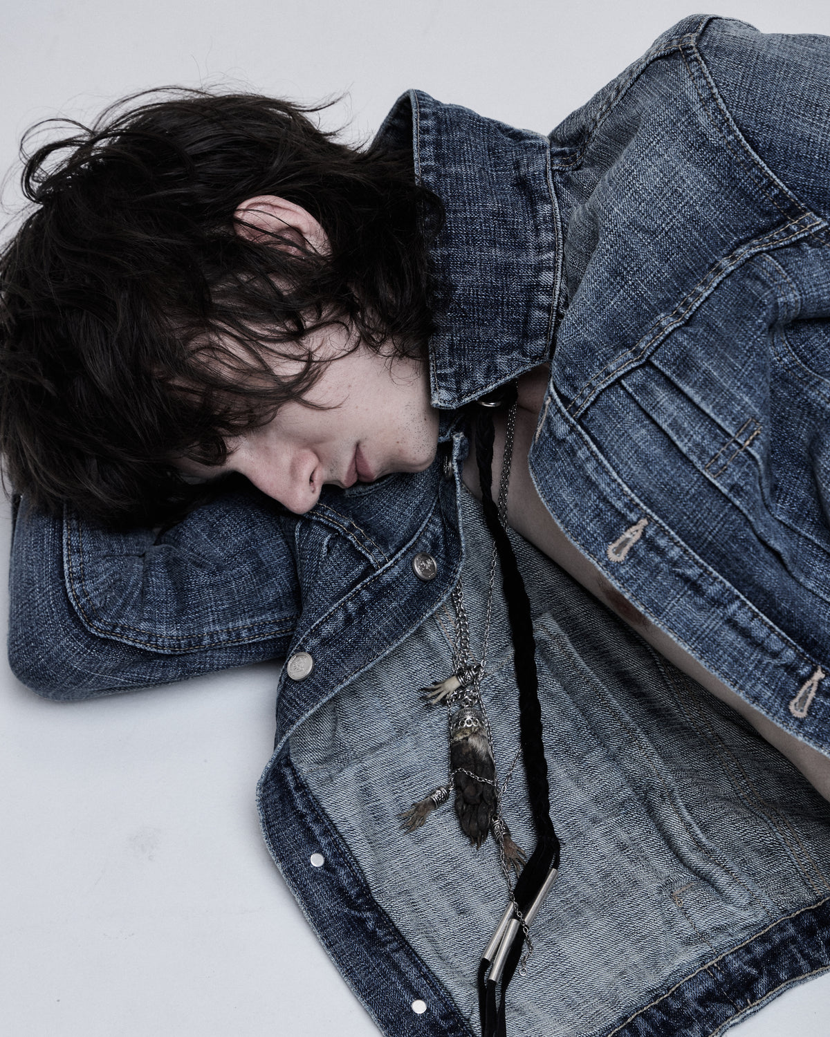 Hollywood Denim Jacket in washed blue, close-up of the collar on a reclining model