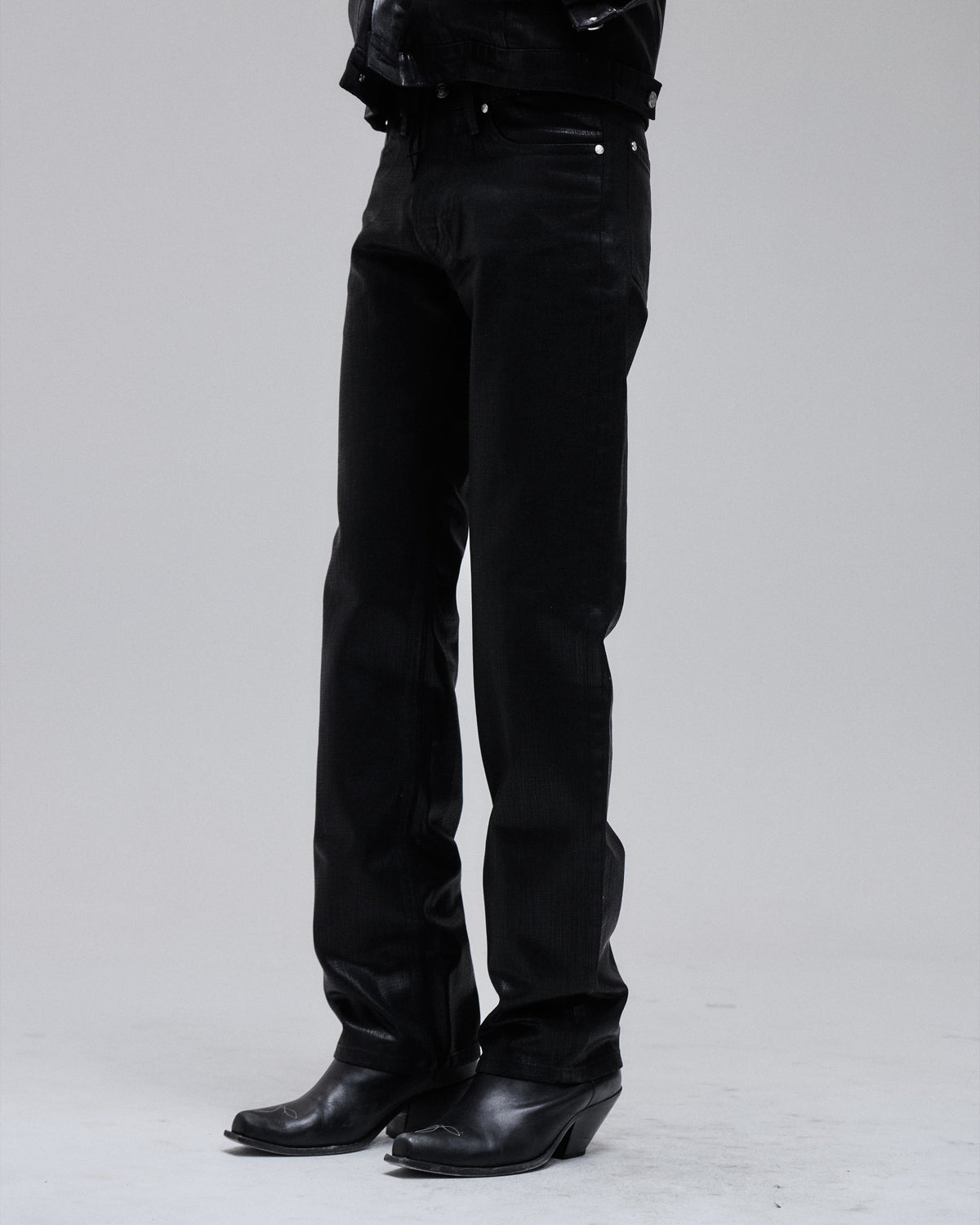Waxed Hollywood Low-Rise jean in black, side view on model